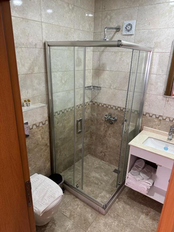 Bathrooms 8